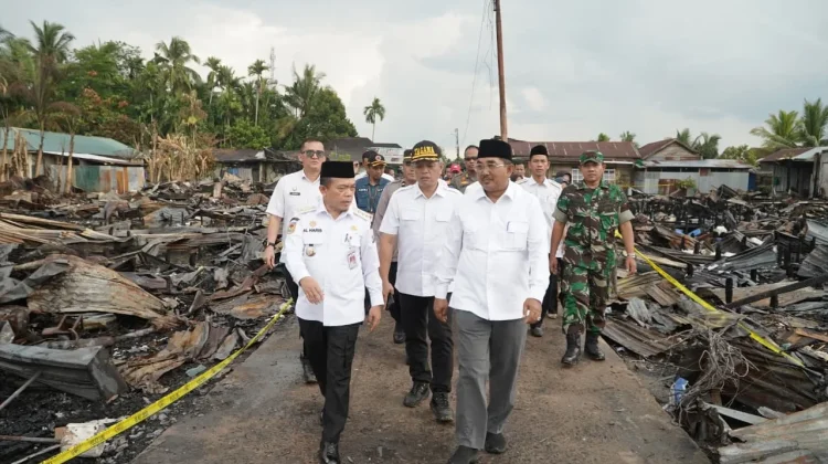 Tinjau Korban Kebakaran di Tanjab Barat, Gubernur Serahkan Bantuan dan Ajak Gotroy