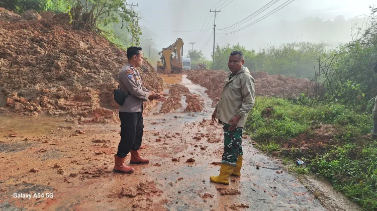 Longsor Tutupi Jalan Lintas Kerinci–Bangko, Polda Jambi Imbau Masyarakat Waspada