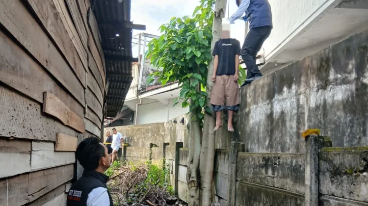 Warga Temukan Seorang Pengamen Gantung Diri