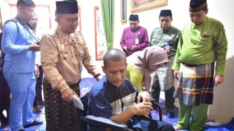 Maulana Serahkan Bantuan kepada Warga Stroke di Pal Merah