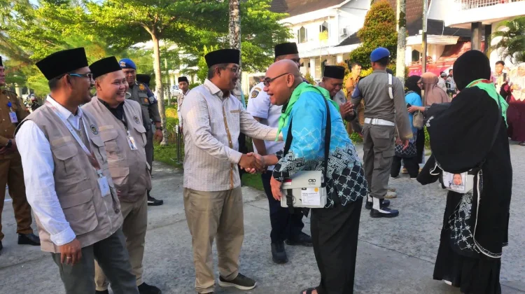Bupati Melepas Calon Jamaah Haji Kloter 24 Tanjung Jabung Barat