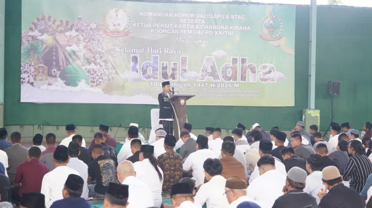 Sholat Idul Adha Menjadi Momentum Mempererat Silaturahmi Keluarga Korem 042/Gapu