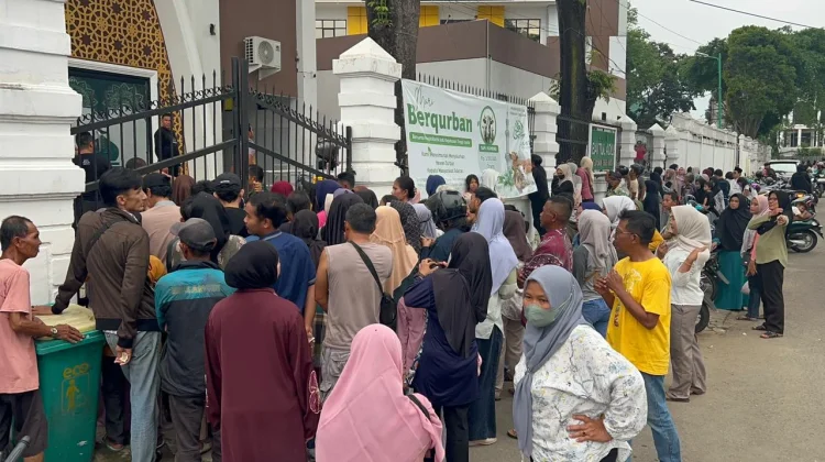 Idul Adha 1447 H, Kejati Jambi Bagikan Daging 14 Sapi Kurban pada Masyarakat