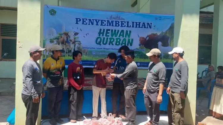Mahasiswa Asing UIN STS Terima Bingkisan Kurban