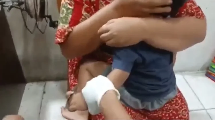 Damkartan Kota Jambi Evakuasi Balita setelah Jarinya Terjepit