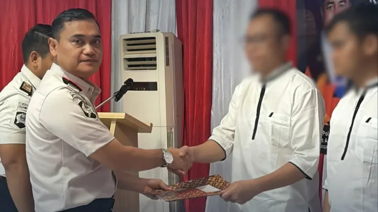 Hari Raya Waisak Lapas Jambi Serahkan Remisi Khusus Enam Warga Binaan
