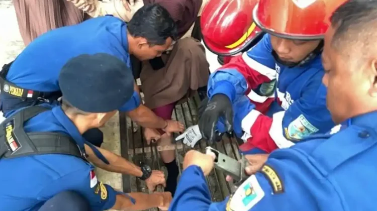 Kaki Terjepit Besi Drainase Sekolah, Siswi SMP di Jambi Dievakuasi Damkar
