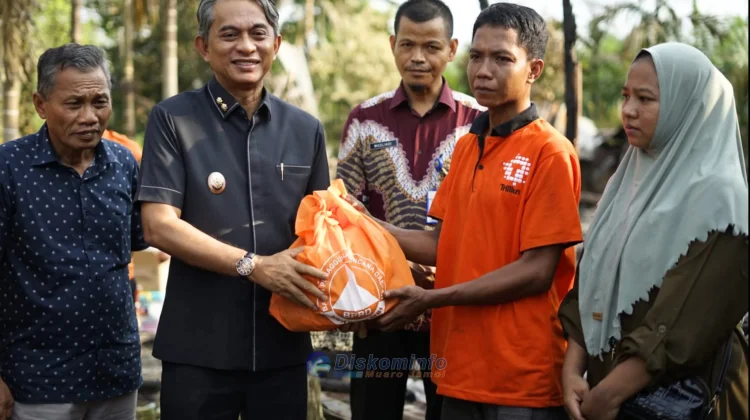 Wakil Bupati Muaro Jambi Serahkan Bantuan Korban Kebakaran di Sungai Gelam