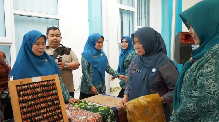 Kunjungi Rumah Dilan Madani,Hesti Haris Apresiasi Produk UMKM TPPKK Tanjabbar
