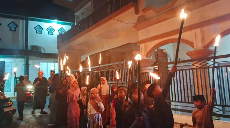 Sambut Tahun Baru Islam, Puluhan Anak RT 21 Ikuti Pawai Obor