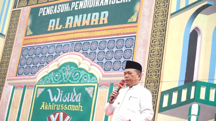Hadiri haflah, Gubernur Doakan Santri Ponpes Al-Anwar Jadi Generasi Berakhlak