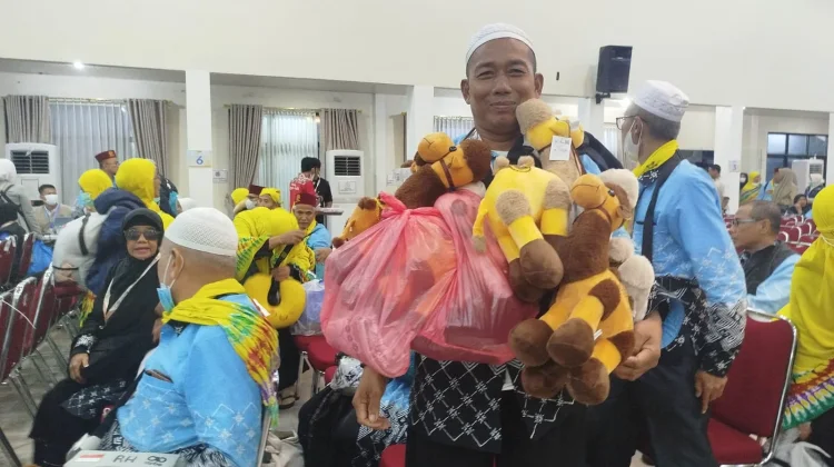 Kembali ke Tanah Air, Jemaah Haji Jambi Tenteng Boneka Unta
