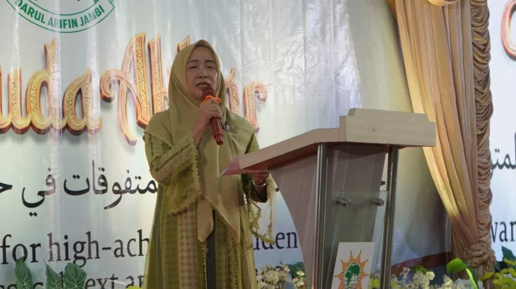 Hesti Haris Hadiri Wisuda Akbar Ponpes Darul Arifin ke-5