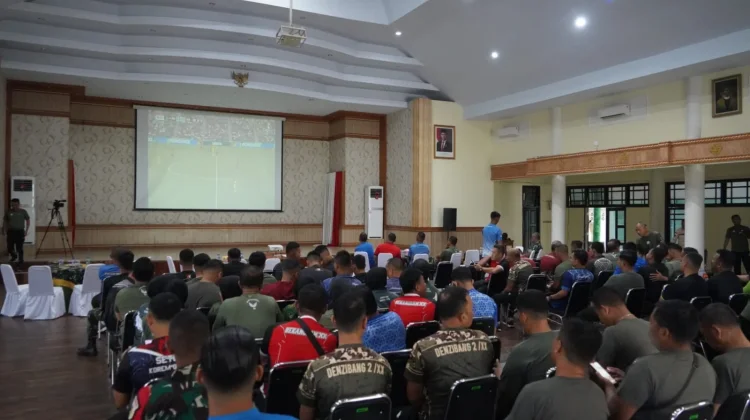 Kebersamaan  TNI dan Masyarakat dengan Nobar Piala Dunia 2026