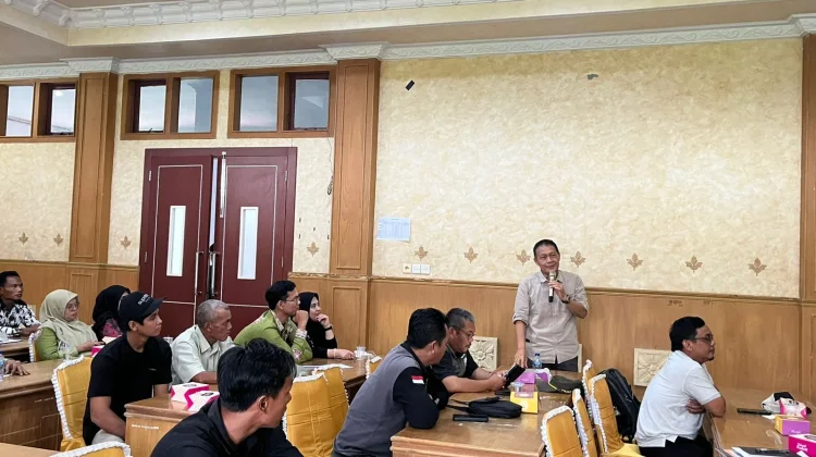 Warga Tebo Hijaukan Bukit Tigapuluh, 30 Ribu Bibit Pohon Ditanam