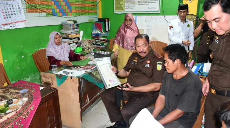 Momentum Harganas, Kajati Jambi Bantu Selesaikan Tunggakan Biaya Sekolah Siswa