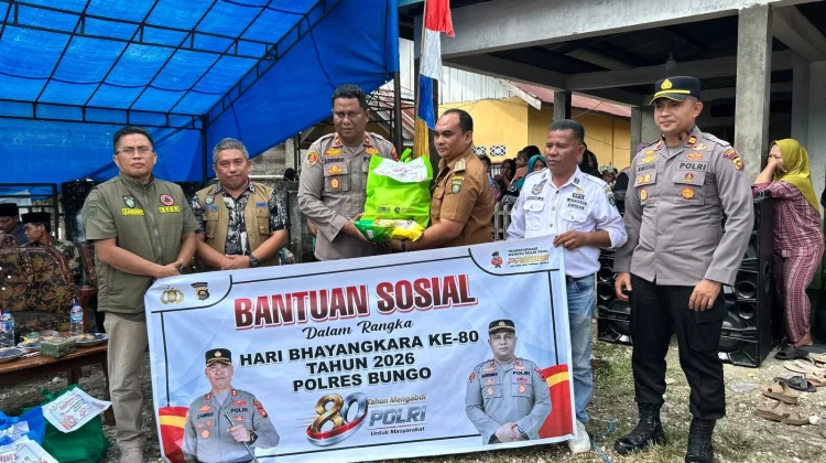 Polres Bungo dan Pemkab Salurkan Bansos untuk Korban Banjir di Tanah Bekali