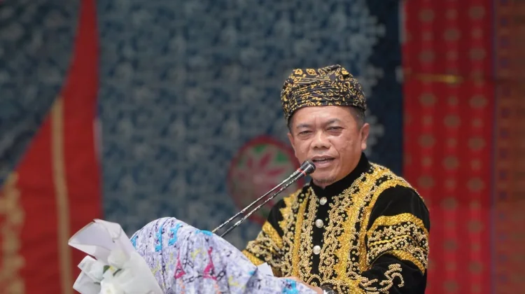 Gubernur Dianugerahi Gelar Adat Kehormatan Depati Amanah Negro Tanoh Sunge Pnoh