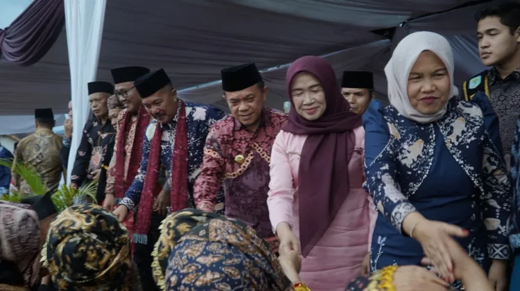 Gubernur Harap Kenduri Sko Jadi Pemersatu dan Dorong Perbaikan Sarana Desa
