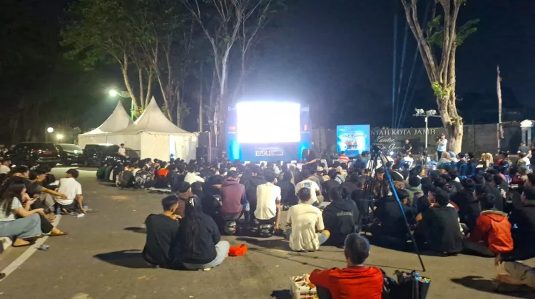 Nobar "Bola Gembira" Penuh Keakraban TNI dan Warga Kota Jambi