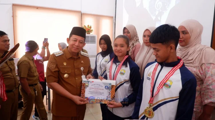 Bupati Muaro Jambi Berikan Penghargaan  Siswa Berprestasi O2SN Tingkat Provinsi