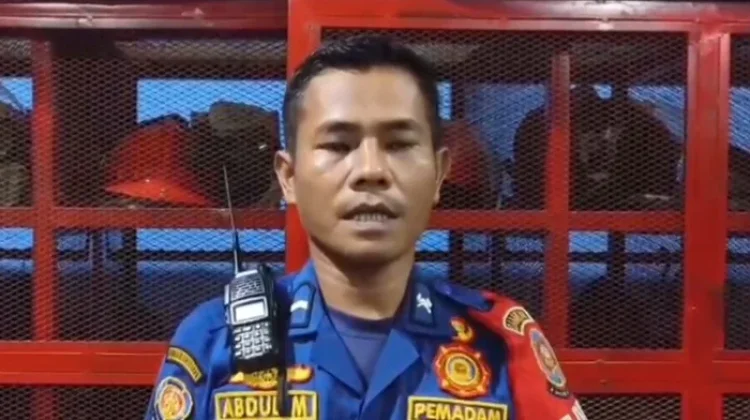 Damkartan Kota Jambi Evakuasi Grendel Jendela yang Menjepit Jari Balita