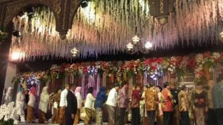Tradisi Kondangan: Silaturahmi, Amplop, dan Pulang Bawa Besek