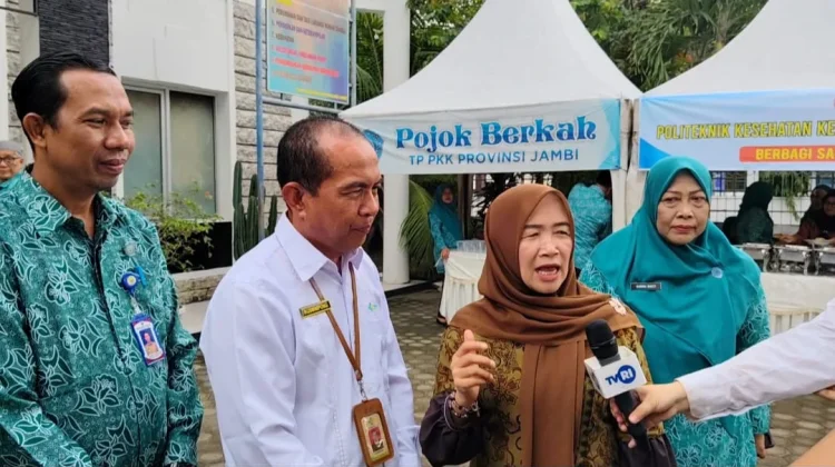 Hj. Hesti Haris Bersama Poltekkes Kemenkes Jambi Gelar Pojok Berkah