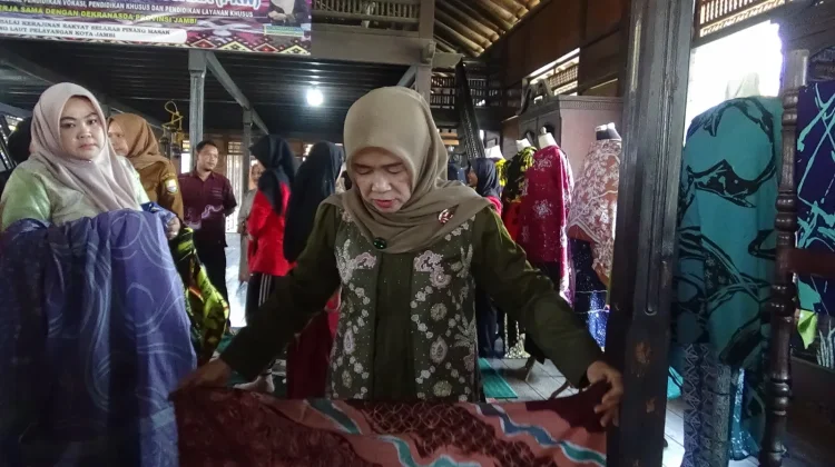 Hesti Haris Dorong Lahir Wirausaha Muda Melalui Pelatihan Batik Kontemporer