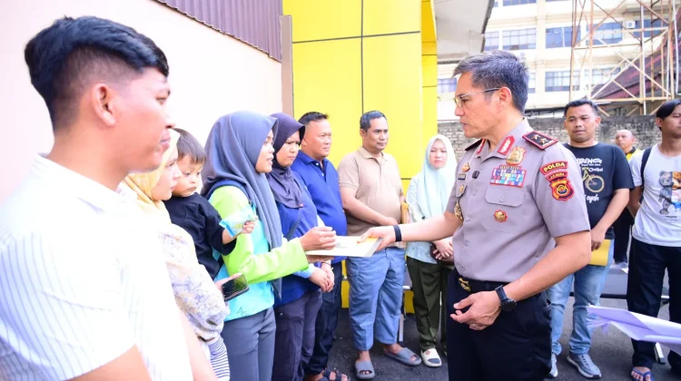 Kapolda Jambi Berikan Tali Asih Bagi Korban Kebakaran di Asrama Polisi