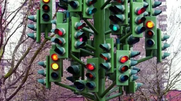 Lampu Lalu Lintas Modern Internasional Berbasis Kecerdasan Buatan