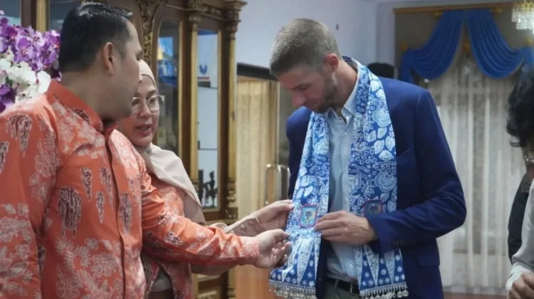 Pemkab Merangin Berikan Syal Motif Stalaktit Goa Tiangko