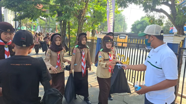 ADYA Group Bersma Ikatan Jurnalis Televisi Jambi Bagikan Masker Gratis