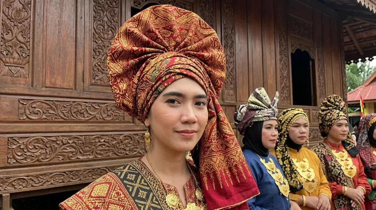 Tengkuluk Jambi Bukan Hanya untuk Menutupi Kepala Bagi Wanita Melayu Jambi
