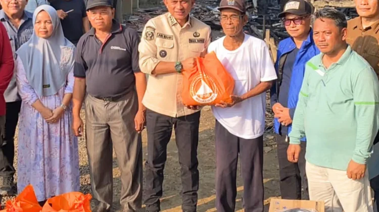 Wabup Muaro Jambi Serahkan Bantuan untuk Korban Kebakaran di Desa Pemunduran