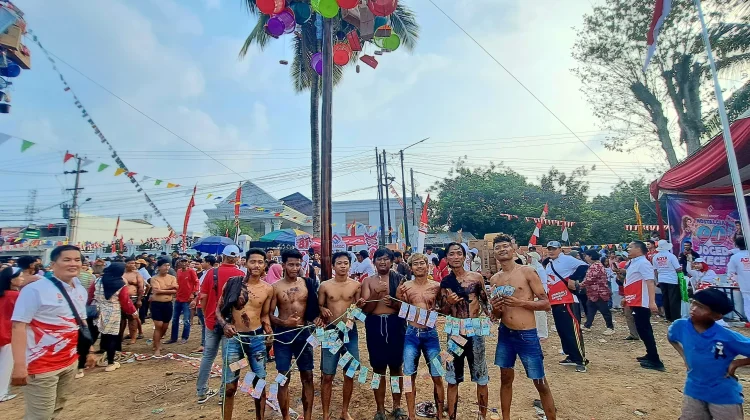 Warga Antusias Ikut Serta, ADYA Group Banjiri Bonus di Lomba Panjat Pinang HUT Ke-81 R
