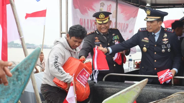 Bea Cukai Peringati HUT RI di Perairan Alur Sungai Pangabuan