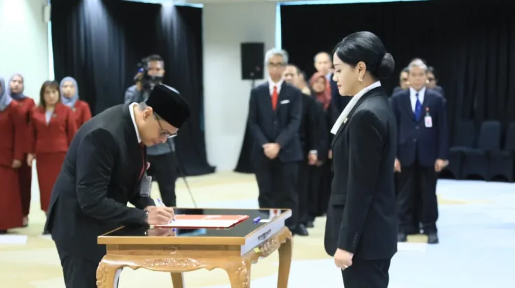 Siapkan Pengaturan Bursa Mineral dan Komoditas Strategis, OJK Lantik Deputi Baru
