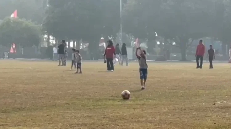 Sejumlah Warga Masih Beraktivitas Biasa, Ditengah Kabut Asap
