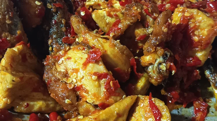Pedas Gurih Meresap! Resep Sambal Tahu Ikan yang Bikin Nambah Nasi