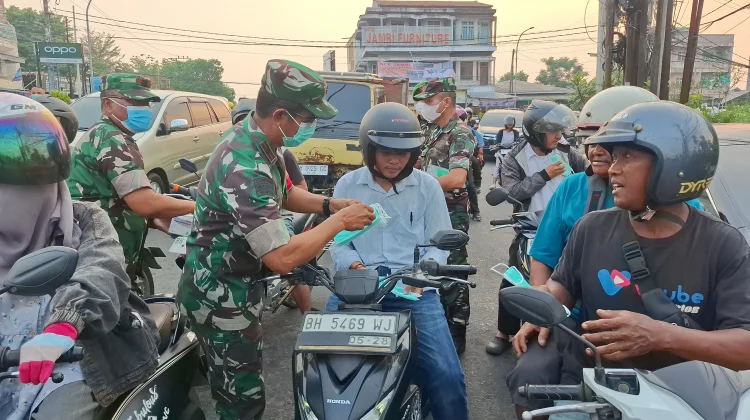 Danrem 042/Gapu Bagikan Masker, Imbau Warga Jaga Kesehatan