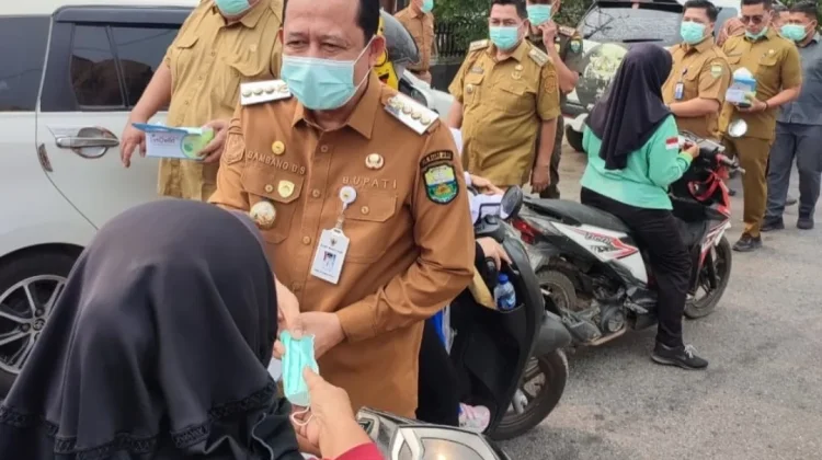 Pemkab Muaro Jambi Bagikan Ribuan Masker Cegah ISPA
