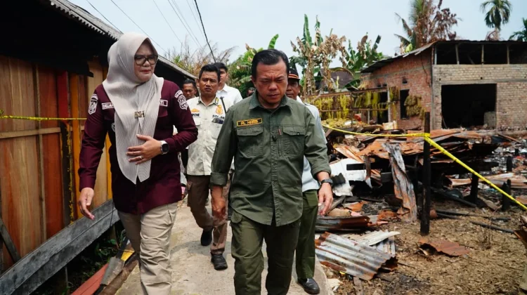 Datangi Korban Kebakaran di Lagan tengah Tanjabtim,Gubernur Serahkan Bantuan