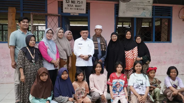 Gubernur Serahkan Bantuan Korban Kebakaran di Desa Buat Bungo