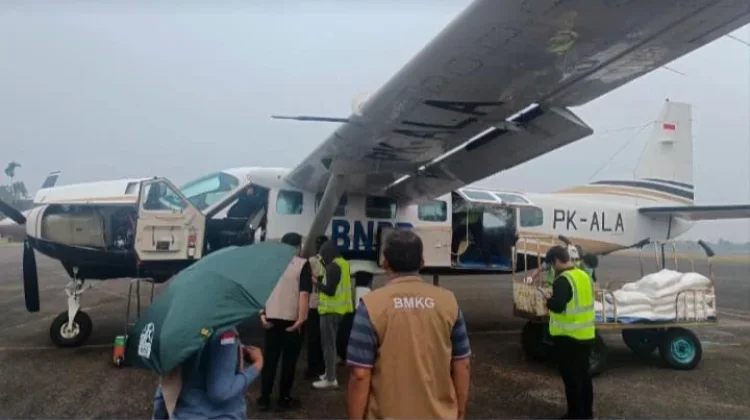 BMKG: OMC Semai 1 ton NaCl ke Awan Potensial Hujan di Tanjabtim dan Tanjabbar