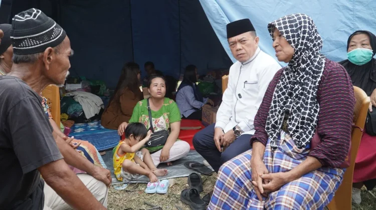 Gubernur Al Haris Tinjau Korban Kebakaran di Kelurahan Cempaka Putih