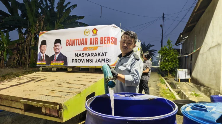 Anggota DPR RI Rocky Candra Salurkan Air Bersih di Rawasari