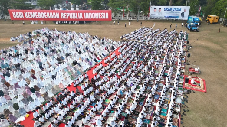Ribuan Jemaah Ikuti Salat Istisqa di Lapangan Kantor Gubernur Jambi