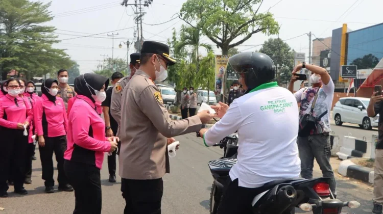 Kapolres Bungo Bagikan Ribuan Masker