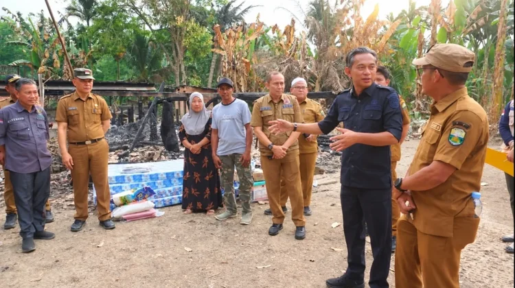 Wabup Muaro Jambi Tinjau Korban Kebakaran di Sungai Duren